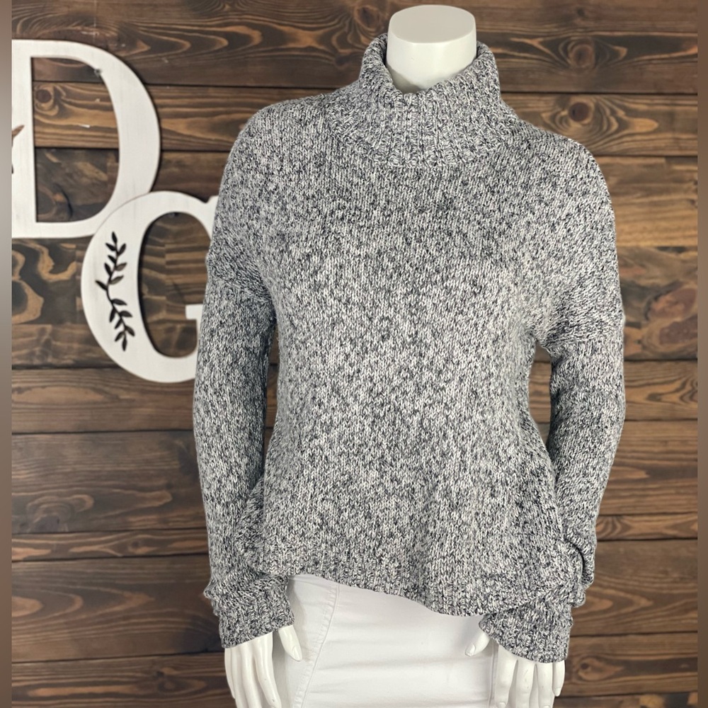 Old Navy Marled Light Gray Chunky Braided Ribbed‎ Knit Turtleneck Sweater Split